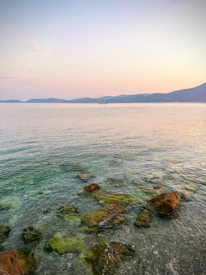 Beach Retreat In Town Corinth Exteriör bild